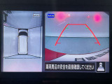 【アラウンドビューモニター】まるでクルマを真上から見ているようなアラウンドビューモニターで運転をサポート。運転席から見えにくい車の四隅や後方もモニターでしっかり見えます。