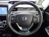 ハンドル左側にはオーディオ操作が出来るオーディオリモートコントロールスイッチ、右側にはHonda SENSINGとオートクルーズコントロールのスイッチを装備!
