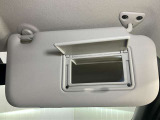 【運転席サンバイザー】鏡が付いているのでメイク直しなどにも便利★