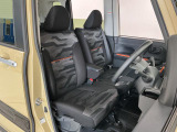 【運転席・助手席】内装ルームクリーニング済みです。しっかり綺麗にしていますので、是非、お確かめください。車に自信があるからこそ、是非一度ご来店頂き内外装も見てもらえると幸いです。