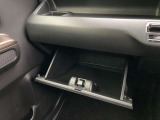 助手席側収納。書類等の保管などに便利ですね。