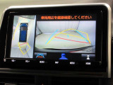 パノラミックビューモニター付きです。車両を上から見たような映像をナビゲーション画面に表示。運転席からの目視だけでは見にくい、車両周辺の状況をリアルタイムでしっかり確認できます。