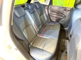 後部座席も気になるようなキズ・汚れやへたり等、大きなダメージはなく、良好な状態です。