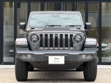 Jeepの象徴7スロットグリルがインパクトあります。フロントにも障害物センサーを標準装備しております。