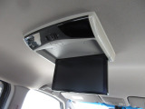 リア席モニター(フリップダウンモニター)装備!ナビゲーションと組み合わせることで、走行中でも後席では地上デジタルTV放送やDVDビデオなどの映像も楽しめます。