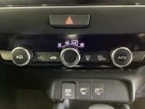 オートエアコンがついてますので、簡単操作で快適に過ごせます。リア熱線のスイッチの中に、雪道に対応したサイドミラーヒーターも入っています。