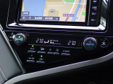 オートエアコン装備★室温調整も楽々!快適な室温を素早く調整可能です。操作パネルやスイッチも上質で操作性も良好です。