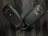 スマートキーを装備しています☆カギをカバンやポケットに入れて頂いた状態でドアロックの開閉やエンジンスタートをして頂けますよ!とても便利な装備です!