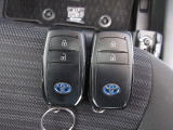 スマートキー付!キーを取り出さなくてもドアロックの施錠・開錠、エンジンの始動が出来ます!雨の日や荷物の多い日にとても便利ですね♪