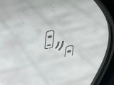 【ブラインドスポットモニター】走行中、ドアミラーの死角になりやすい箇所に後続車が接近するとサイドミラーのレンズに警告を表示!ドライバーに注意喚起をしてくれます。