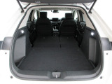 リヤシートを畳むと荷室がさらに広くなります。