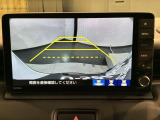 リバースギアに入れるだけで後方の表示へ切り替わります。夜間や雨の日の駐車も楽になりますよ。