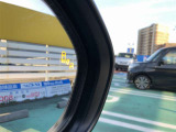 【ブラインドスポットモニター】隣の車線を走る車をレーダーで検知。ドアミラーでは確認しにくい後方エリアの車を検知して、ドアミラーに搭載されたLEDインジゲーターが点灯して注意を喚起してくれます。