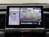 【マルチアラウンドモニター】自車周辺をぐるりと俯瞰できるカメラで危険を察知。上空からの映像で自動車や障害物の位置が詳細に確認できるので、狭い駐車場でも安心して駐車できますね。