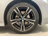 BMWの純正アロイホイールは軽量かつ強度にも優れているホイールで走行性能を引き上げる設計になっております。足元にもBMWは妥協がなくこだわっている個所になります。