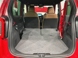 リアシートを倒すと、ラゲッジスペースを広くお使いいただけます!