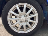 純正アルミホイールです。足元が引き立つので、車全体のイメージがアップしますよ