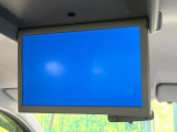【フリップダウンモニター】大画面モニターで後席でもエンタメをお楽しみいただけます。小さなお子様にも大人気の装備です♪