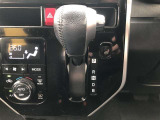 操作しやすいATシフトです。 シフトチェンジを気にしなくていいので運転だけに集中できますね。 自然と手に届くところにある、手になじむ形状のシフトノブがいいですね。