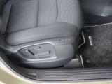 運転席は、10Wayの電動シート仕様です。ドライバーの体格に合わせたドライビングポジションを設定出来ます。また、頻繁に使うシート位置は、メモリー機能で記憶させることが可能です★☆★☆