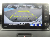 リバースギア連動のバックカメラが付いています。画面に鮮やかに写りますので夜間や雨の日も安心してバックできますね。人気装備の一つです。