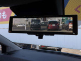 【インテリジェントルームミラー】後方のカメラ画像が映し出されるので、乗員や荷物でさえぎられがちな後方視界をクリアに保ちます♪
