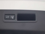 ハンズフリーパワーバックドア(挟み込み防止機能・停止位置メモリー機能付)が装備されています。スマートキーを携帯していれば、リヤバンパーの下に足を出し入れするだけで自動開閉します。