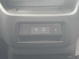 運転席と助手席の間にUSBソケットがついているのでスマートフォンなどの充電が可能です。