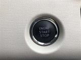 エンジンスタートスイッチです。キーが車内にあれば、エンジンの始動や停止はスイッチを押すだけ!キーを取り出す手間を省き、ワンプッシュで操作できるので簡単でスムーズです。
