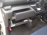 グローブボックスの上段にインスストスライドボックスがとトレイが有り便利です。