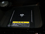 ワイヤレス充電対応のスマートフォンを置くだけでさっと充電できます。充電ケーブルが必要ないので車内がすっきりします。