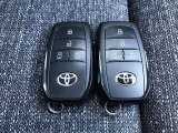 スマートキー2個有ります。家族で共有すれば自宅駐車場での入替えや旅行の時などに大変便利ですね。
