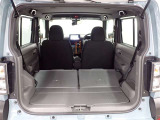 セカンドシートを倒すとさらに広々のラゲッジスペース