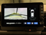 リバースギアに入れるだけで後方の表示へ切り替わります。夜間や雨の日の駐車も楽になりますよ。