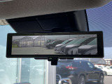 インテリジェントルームミラー搭載で、車の後方に設置されたカメラ映像を映し出してシートバックやヘッドレスト、同乗者に視界が遮られることがなく視認性が非常に良いです