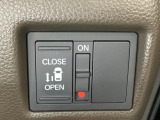 左側電動スライドドアは運転席からでも操作ができるように、ハンドル付近に開閉の操作スイッチが付いています。