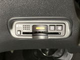ハンドルの左下にETCがついています。高速道路の料金所の通過も楽々です!。 カードの取り出しもしやすい場所についています。