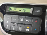 【オートエアコン】一度お好みの温度に設定すれば、車内の温度を検知し風量や温度を自動で調整。暑い&hellip;寒い&hellip;と何度もスイッチ操作をする必要はありません。快適な車内空間には必須の機能ですね♪