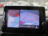 アラウンドビューモニターも装備しております。ご覧のように車体を真上か見たような映像なので、車庫入れの苦手なお客様ももうご心配いりません。