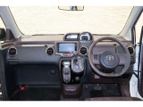 操作性に優れた運転席となります!小物入れや各ボタンの配置にこだわり、使いやすいです!座り心地もよく視認性も良好なのでロングドライブもお任せ下さい!