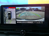 【アラウンドビューモニター】空から見下ろすような視点で、スムースな駐車と安全確認をサポートします。