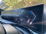 【カーブドディスプレイ】ドライバーに向かって湾曲した大型ディスプレイです。インフォメーションディスプレイとコントロールディスプレイが一体化しており、ドライバーの視覚的な操作性を向上させます