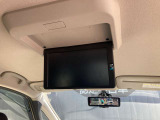 後席用大画面モニターも装備しています。