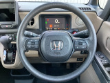 ハンドル左側にはオーディオ操作が出来るオーディオリモートコントロールスイッチ、右側にはHonda SENSINGとオートクルーズコントロールのスイッチを装備!長距離運転や高速道路の運転では大活躍です!