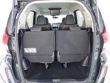 テールゲートを開ければ高さと幅のあるラゲッジスペースが姿を現します。床も低く荷物の積み下ろしも楽々です。