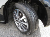 タイヤは ヨコハマ ブルーアース 2025年製がついています。そして足元を精悍に引き締めるホンダ純正14インチアルミホイール、おしゃれは足元から、カッコイイですね!