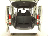 開口部も広く荷物の積み下ろしもしやすいお車となっております。4人乗りでも充分な荷室のスペースがあります。シートの背もたれは5:5の割合で分割して可倒できるので、長いお荷物などを載せることもできます。