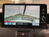 リバースギアに入れるだけで後方の表示へ切り替わります。夜間や雨の日の駐車も楽になりますよ。