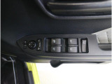 ■運転席ドアの操作しやすい位置にミラー操縦スイッチがついておりますので、ストレスなく自分のフィットする位置にセッティング頂けます。