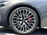 Audiは多様なホイールデザインを提供しており、スポークの形状やサイズ、仕上げ(ポリッシュド、マット、ブラックなど)によって選択肢が豊富です。